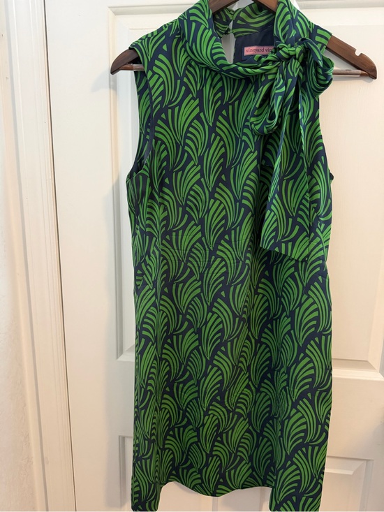 Vineyard Vines Dresses & Skirts - Vineyard Vines Green and Navy Sleeveless Bow-Tie Shift Dress